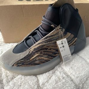 Yeezy size 14 new box is not in the best shape shoes are new
